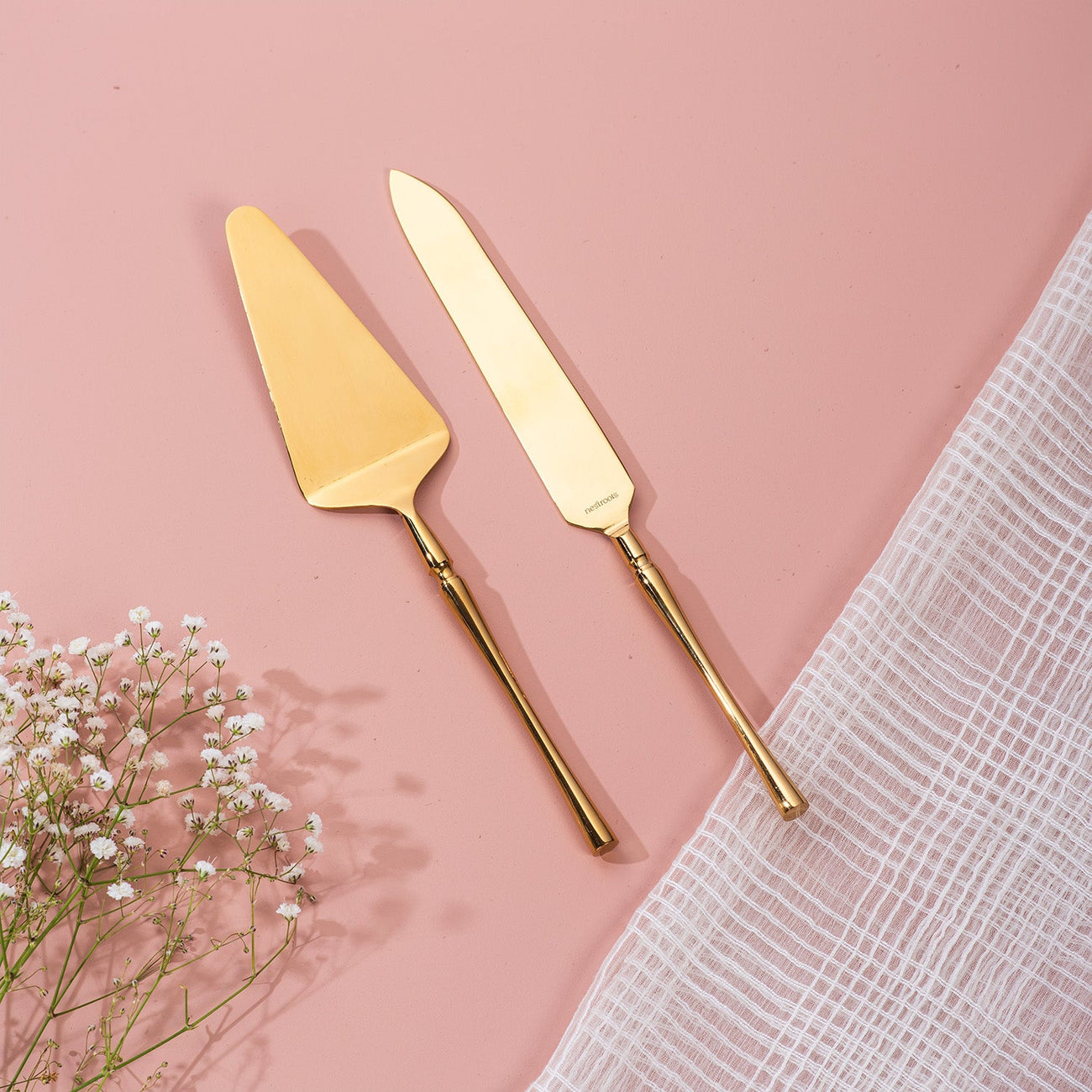 Round Elegance: Set of 2 Cake Servers with Hammered Handles