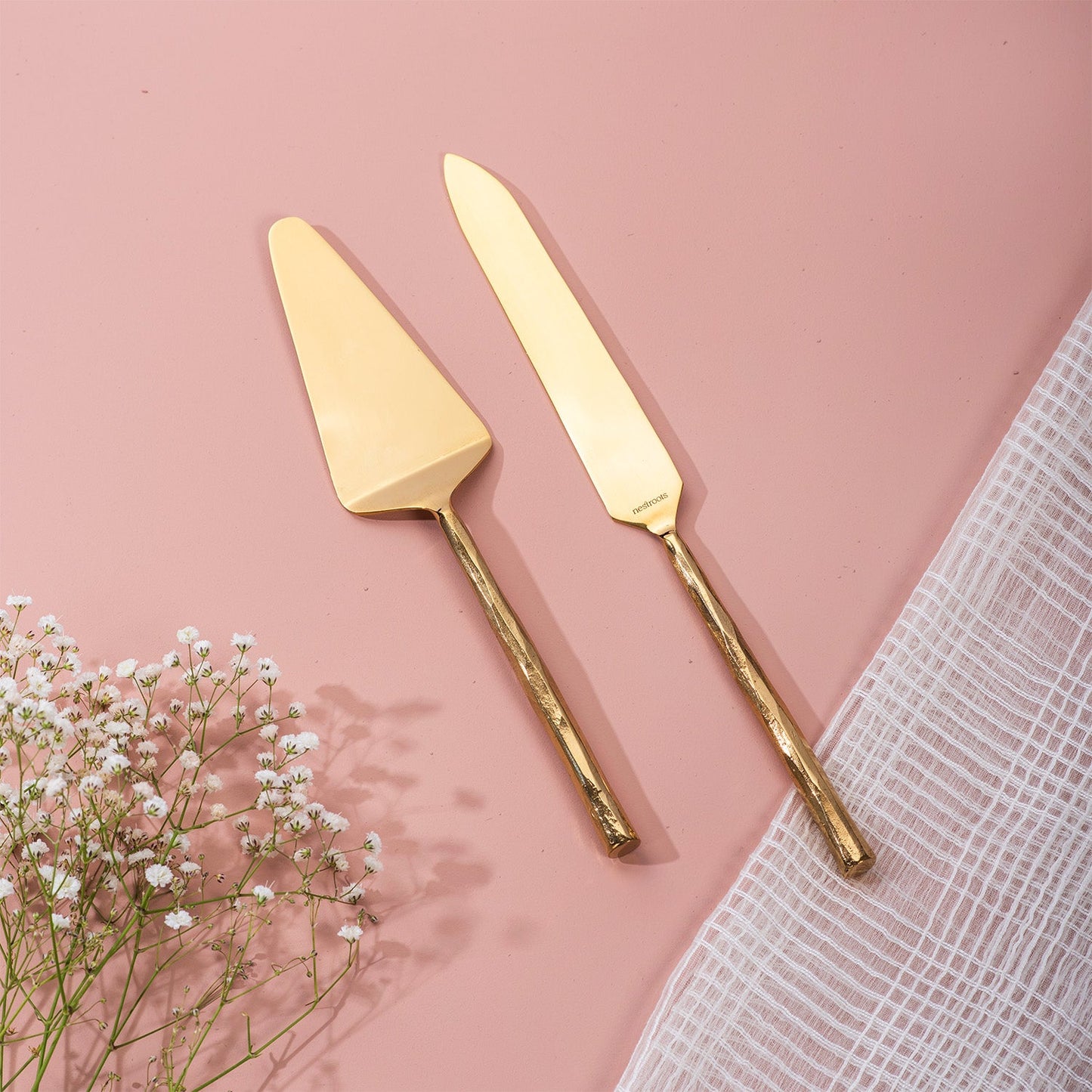 Round Elegance: Set of 2 Cake Servers with Hammered Handles